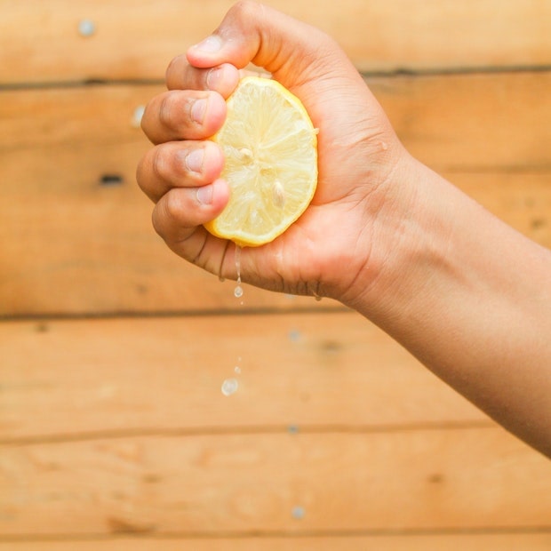 How Much Juice Can You Get From a Lemon? - Hand Squeeze